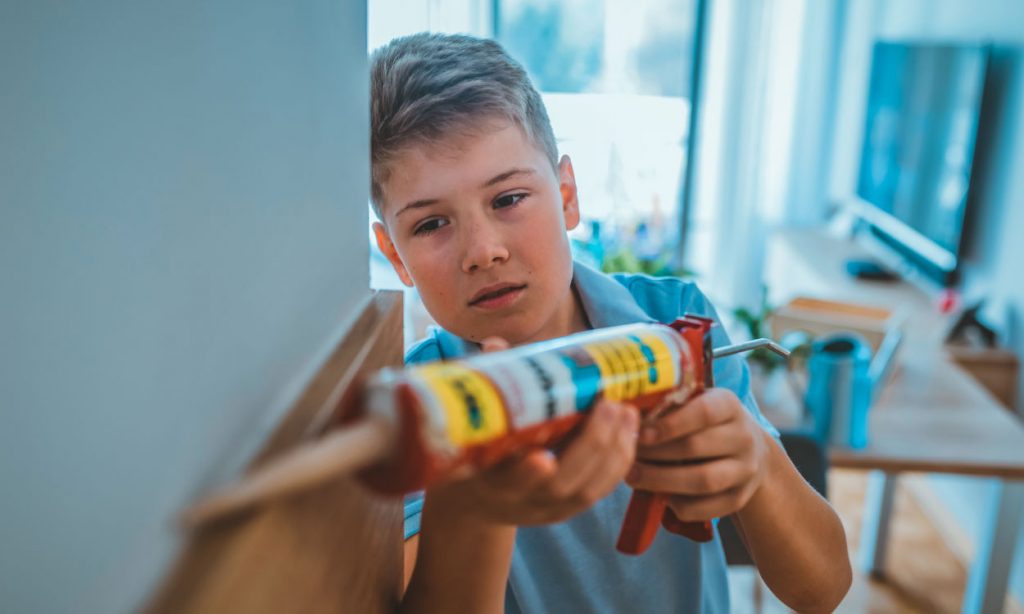 How to Use Decorator’s Caulk - UK Home Improvement